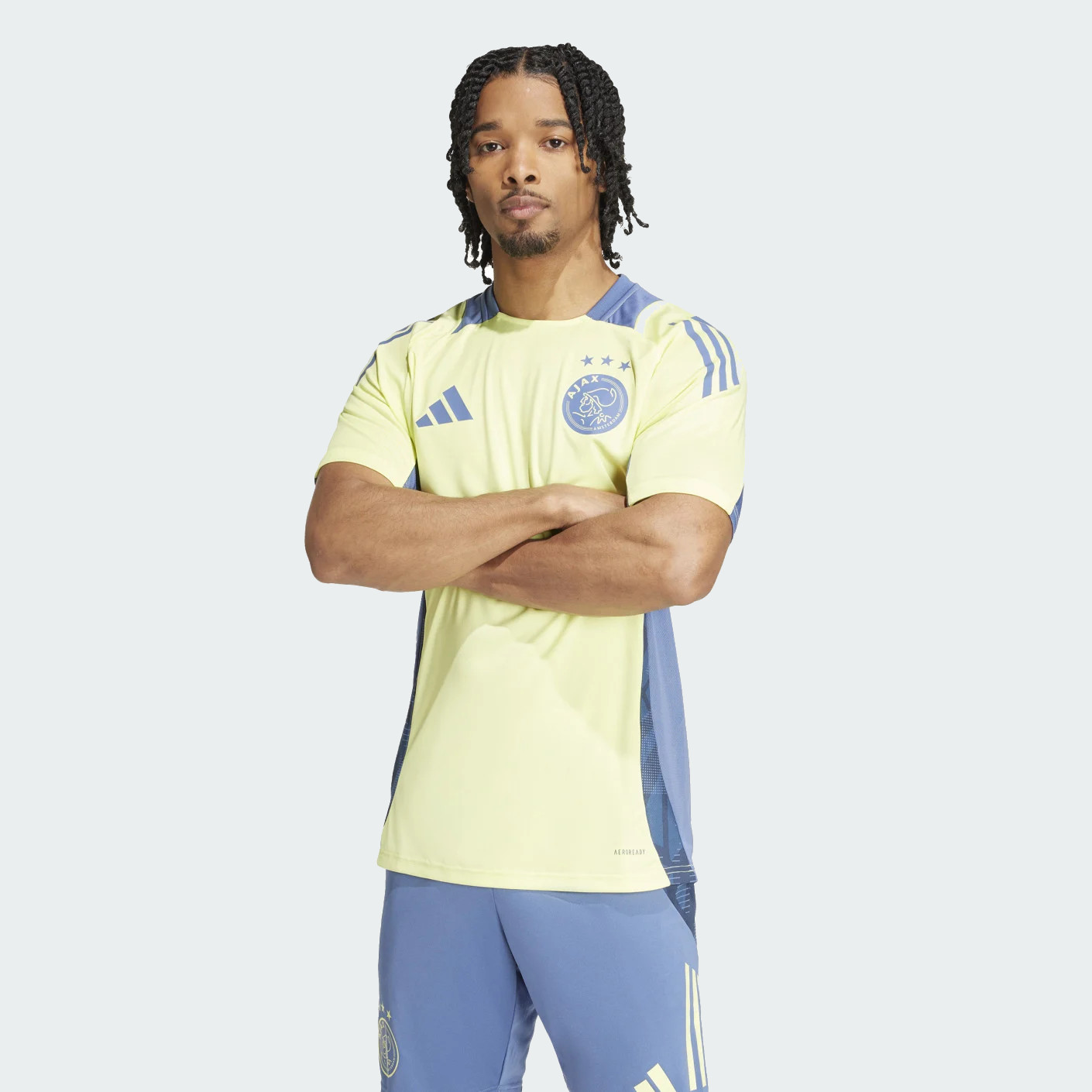 Dit is het Ajax trainingsshirt 2024-2025