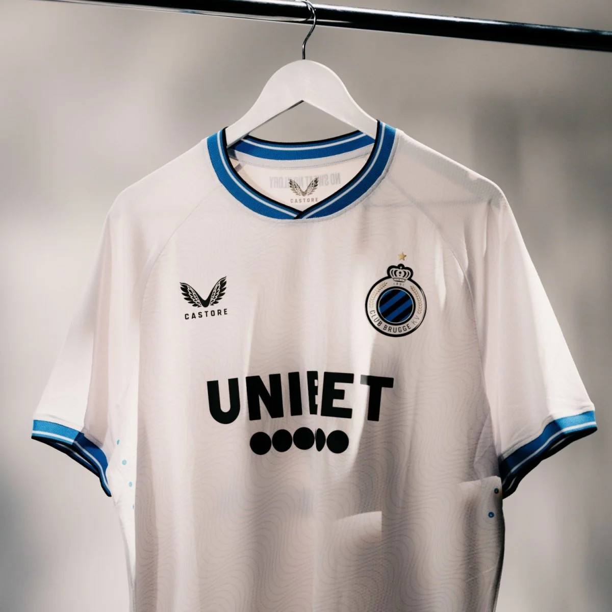 Club Brugge voetbalshirts 2024-2025 geïnspireerd door retro shirts en Brugse Reien
