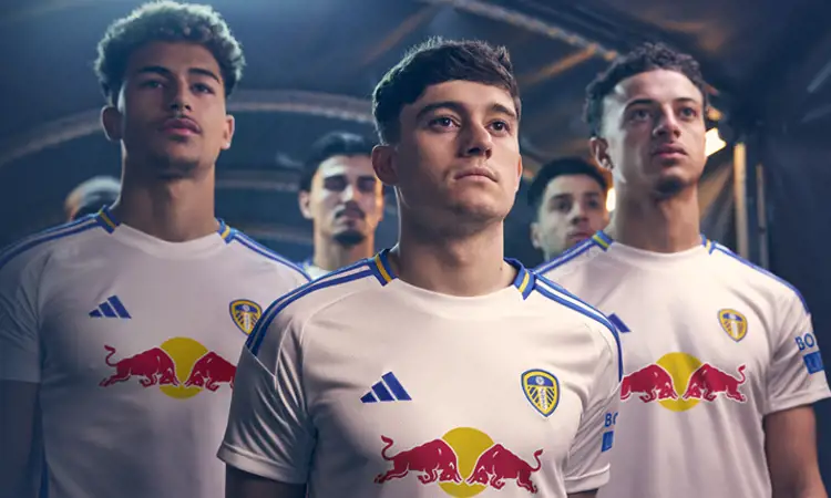 Leeds United voetbalshirts 2024-2025 bevatten logo Red Bull