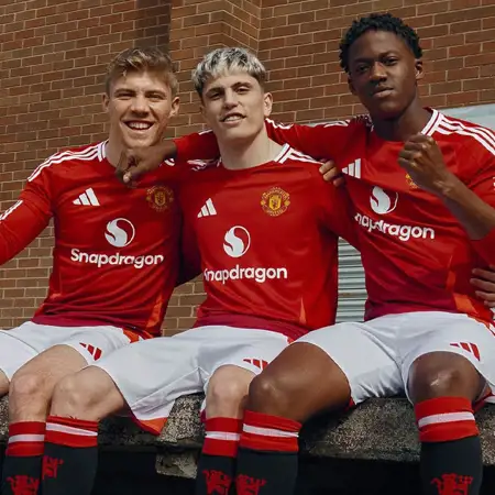 Manchester United thuisshirt 2024-2025 heeft verschillende tinten rood!