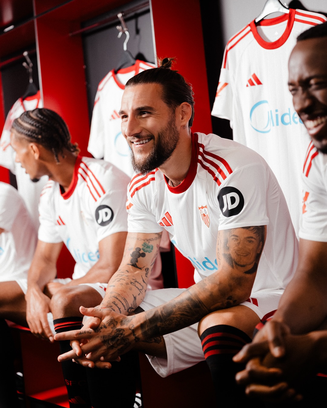 Dit zijn de Sevilla CF voetbalshirts 2025-2026 van adidas