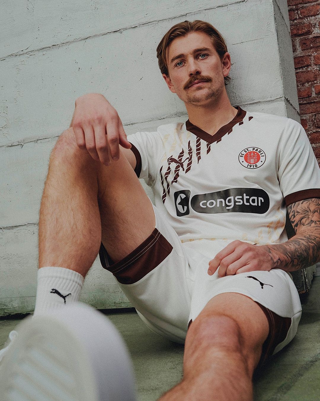 FC Sankt Pauli voetbalshirts 2024-2025 geïnspireerd door voetbalshirts jaren '90