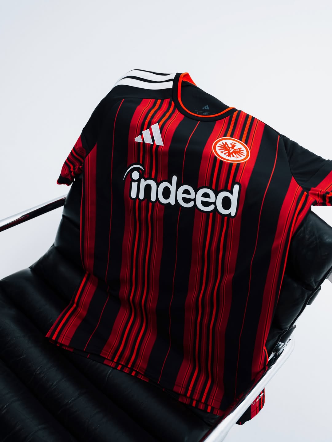 Eintracht Frankfurt thuisshirt 2026-2027 heeft moderne twist!