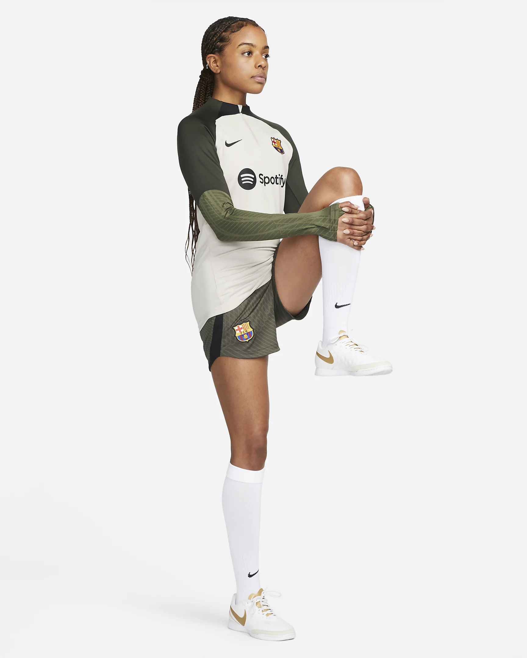 FC Barcelona draagt beige trainingspak in 2023-2024