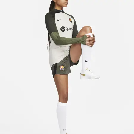 FC Barcelona draagt beige trainingspak in 2023-2024