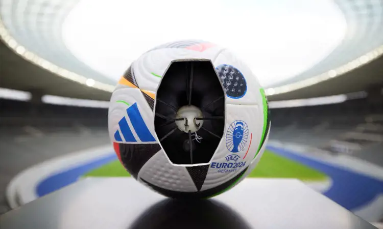 Deze technologieënn bevat de adidas Euro 2024 Fussballliebe voetbal