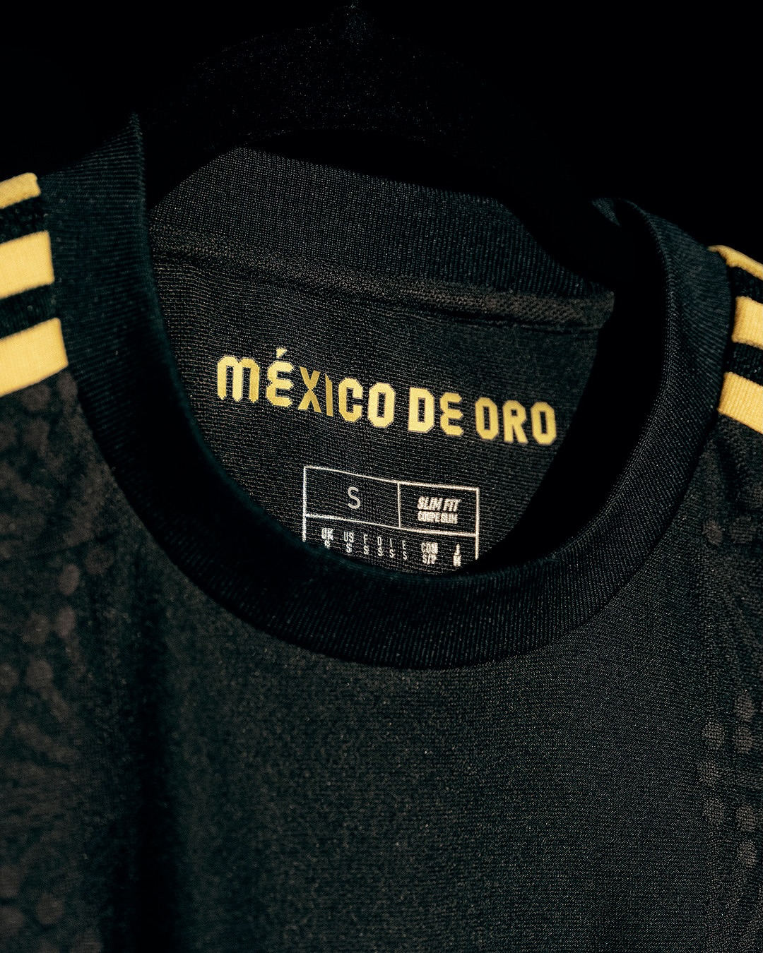Dit is het zwart/gouden Mexico Gold Cup 2025 voetbalshirt