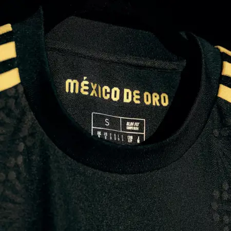 Dit is het zwart/gouden Mexico Gold Cup 2025 voetbalshirt