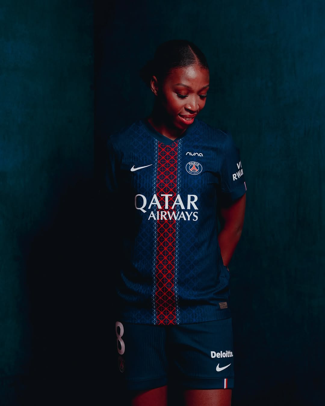 Paris Saint Germain thuisshirt 2025-2026 combineert Hechter met Eiffeltoren