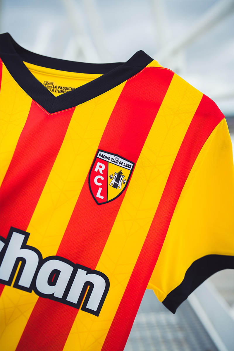 RC Lens voetbalshirts 2024-2025 geïnspireerd door stadion en heritage 