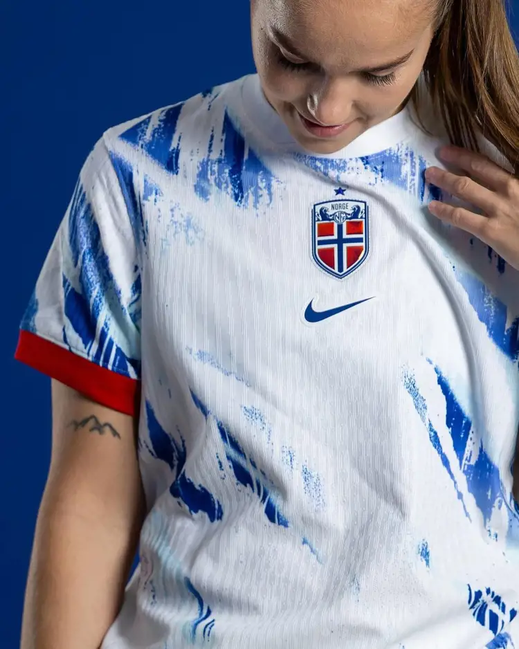 Noorwegen voetbalshirts 2024-2025 in stijl vlag en natuurverschijnsel! 