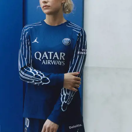 Paris Saint Germain 4e shirt 2024-2025 is blauw met vleugels!