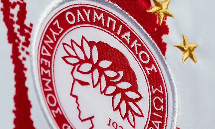 Olympiakos voetbalshirts 2025-2026: stijlvolle ontwerpen in wit, grijs en rood