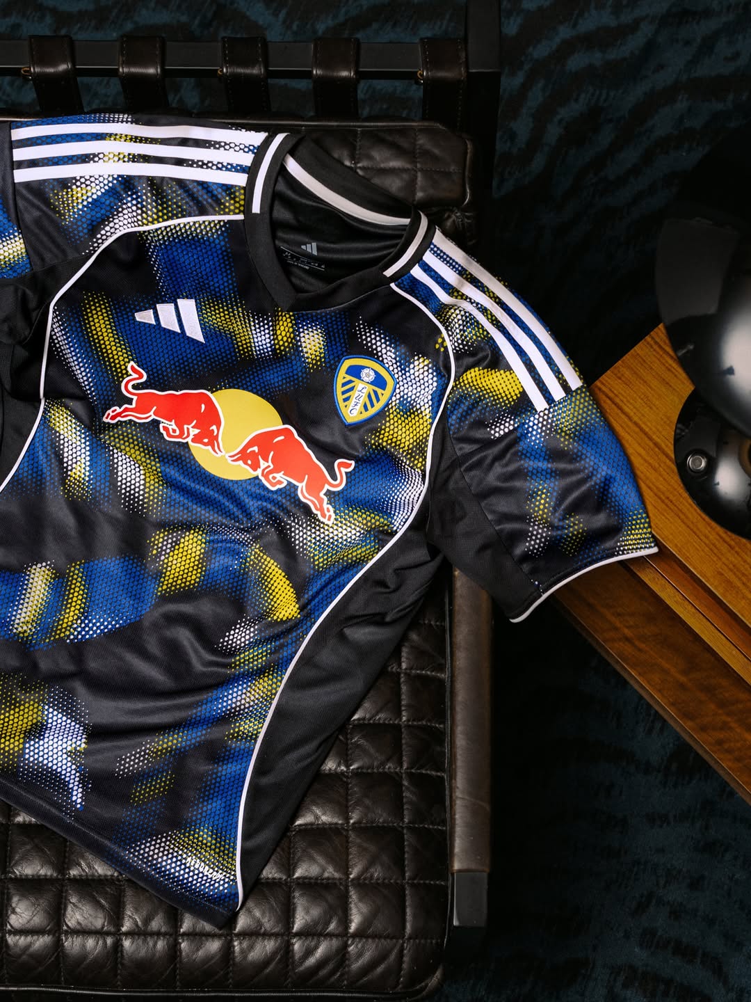 Leeds United voetbalshirts 2025-2026 geïnspireerd door Lowfields Tunnel, sjaals en shirt 2001-2003