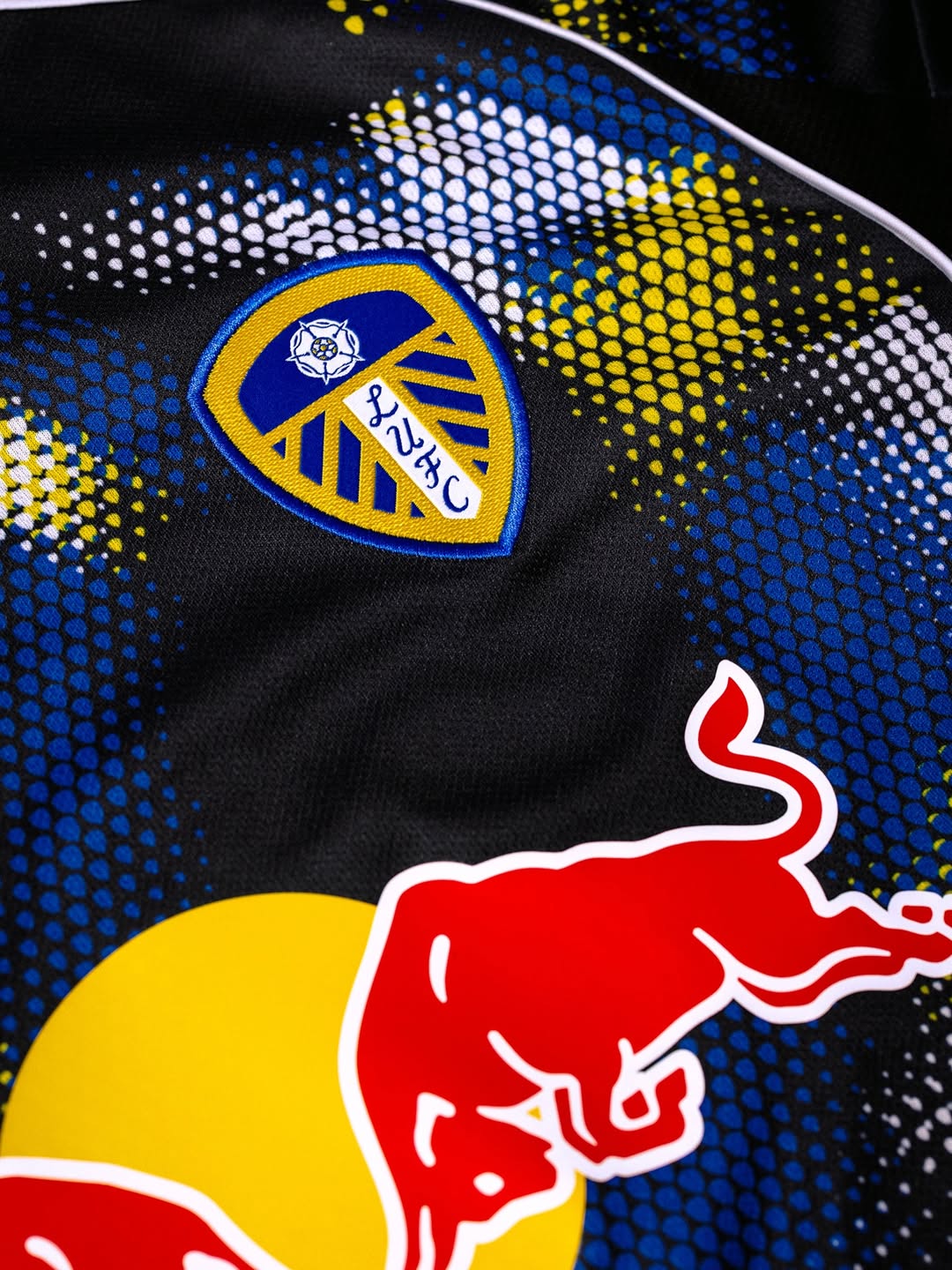 Leeds United voetbalshirts 2025-2026 geïnspireerd door Lowfields Tunnel, sjaals en shirt 2001-2003