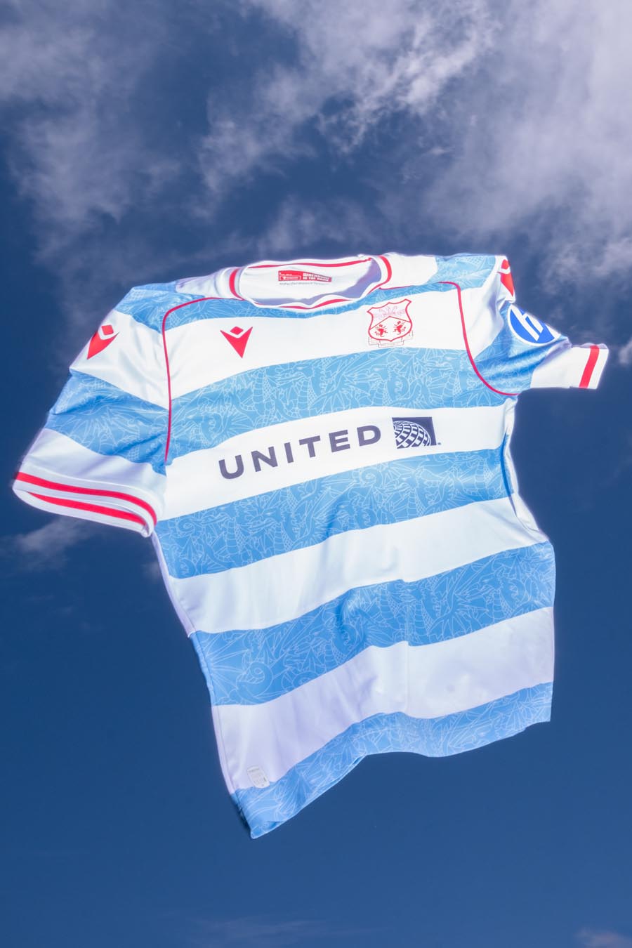 Wrexham AFC voetbalshirts 2025-2026 geïnspireerd door shirts jaren '80, Wales en Patagonië