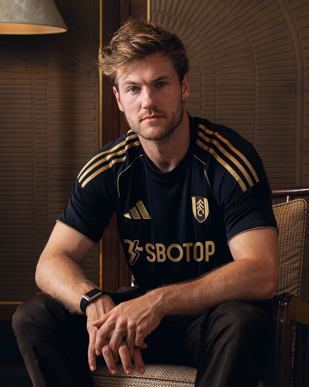 Fulham voetbalshirts 2025-2026 ode aan stadion, retro shirt en elegantie!