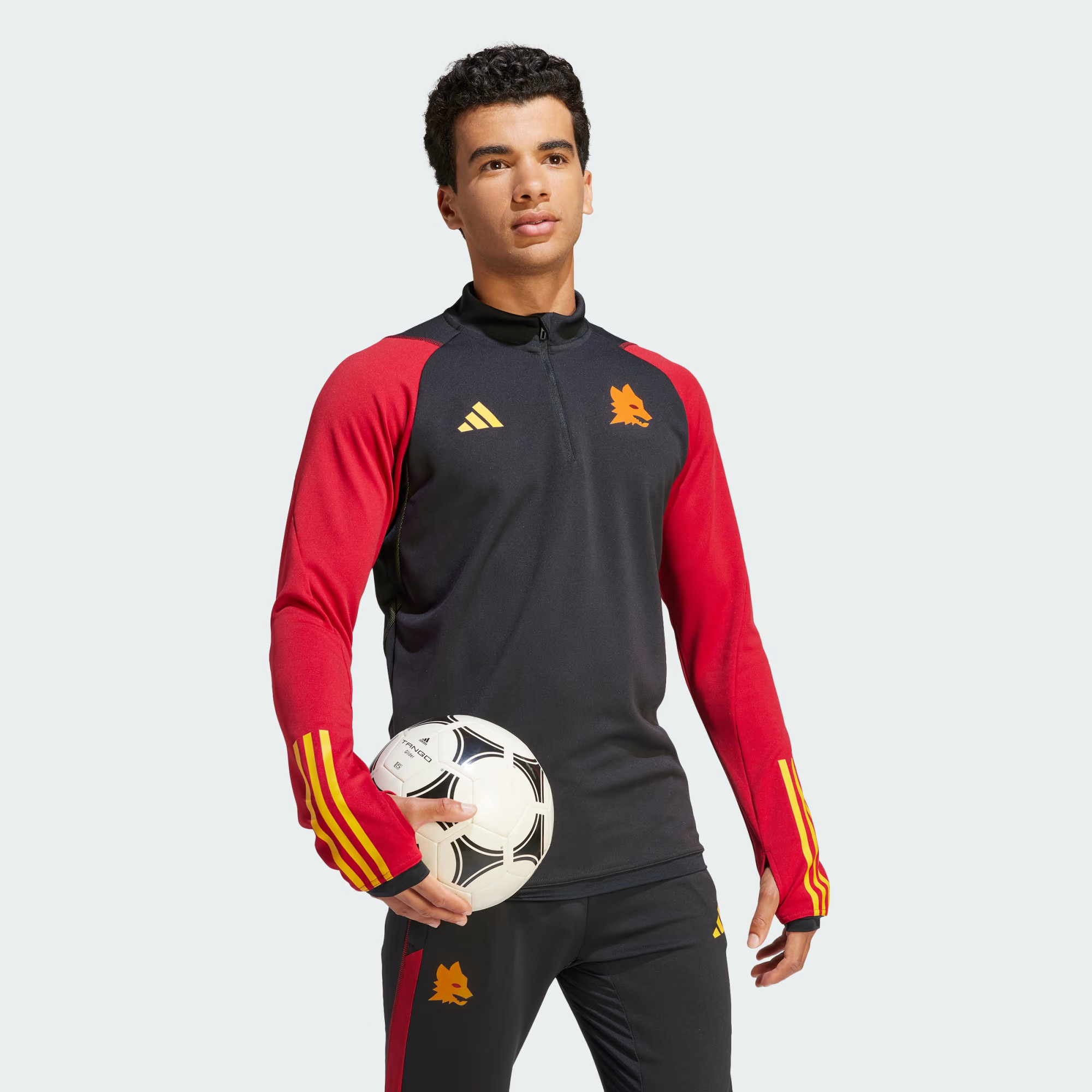 Dit is het AS Roma trainingspak 2023-2024 van adidas! 