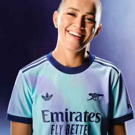 Arsenal 3e shirt 2024-2025 bevat na meer dan twintig jaar adidas Originals logo!