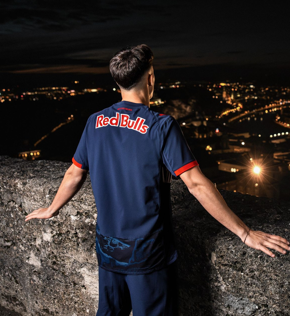 Red Bull Salzburg voetbalshirts 2025-2026 geïnspireerd de stad, vlaggen en Hohensalzburg fort