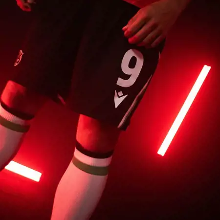 Dit zijn de Hannover 96 voetbalshirts 2024-2025
