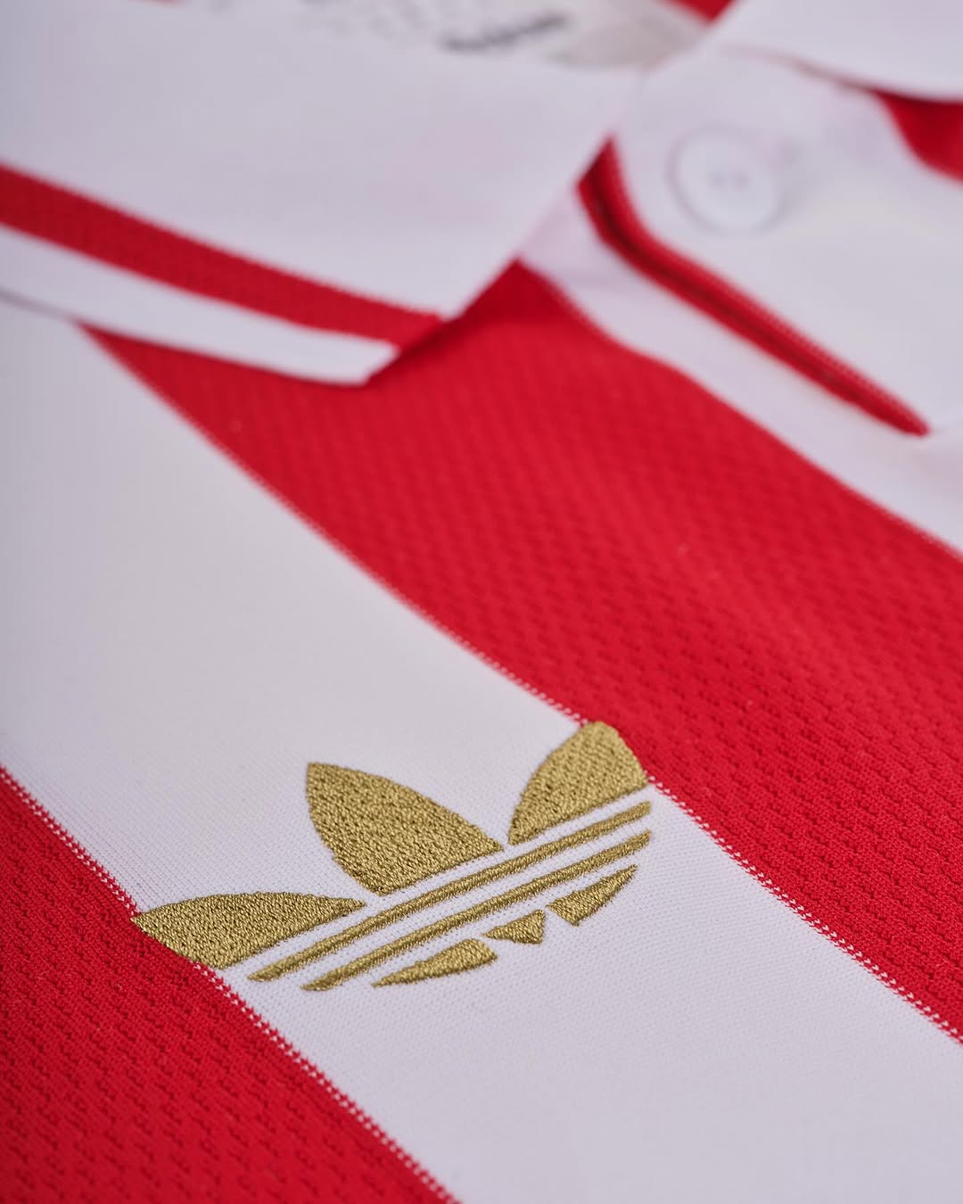 Dit is het Olympiakos voetbalshirt ter ere van het 100 jarig bestaan