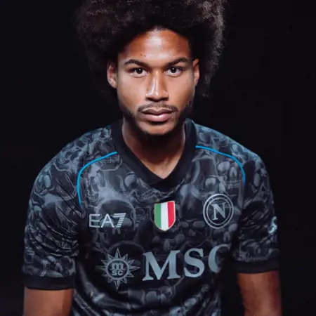 Dit is het Napoli Halloween voetbalshirt 2023-2024
