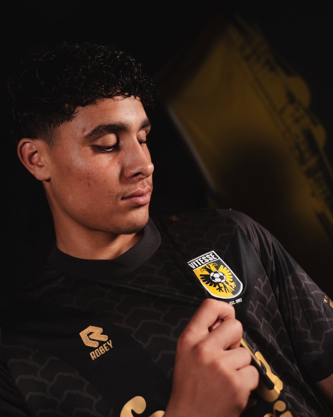 Dit zijn de Vitesse voetbalshirts 2025-2026