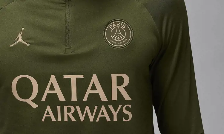 Dit is het legergroene Jordan Brand Paris Saint Germain trainingspak 2024