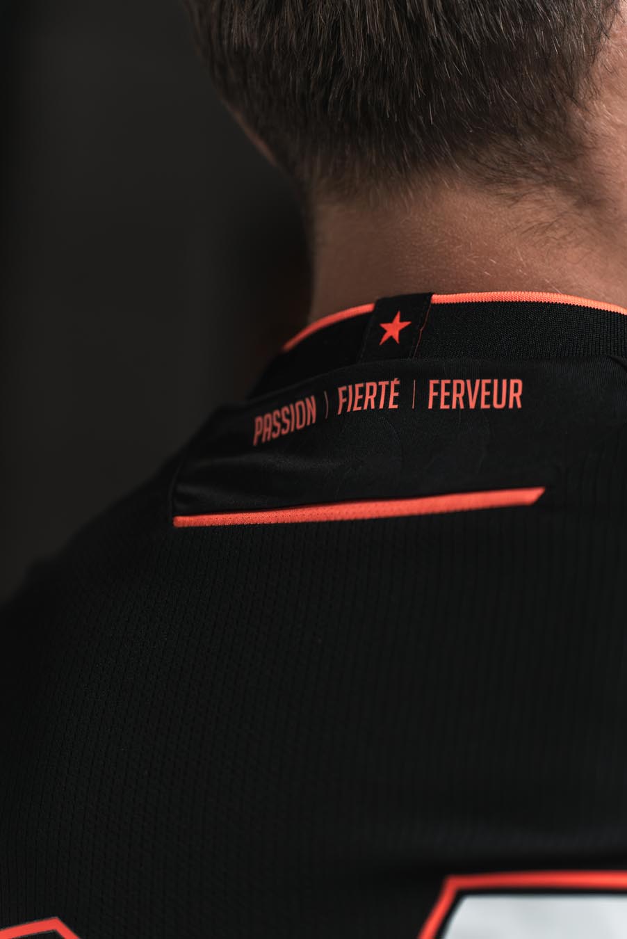 Dit zijn de Standard Luik voetbalshirts 2025-2026 van Macron