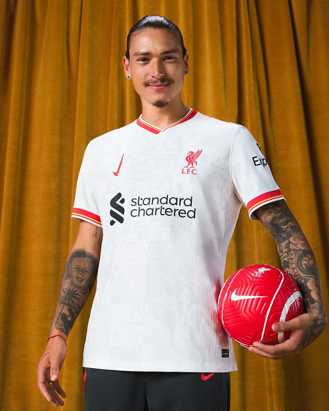Liverpool 3e shirt 2024-2025 ode aan kunstenaars, vrouwenvoetbal en punks!