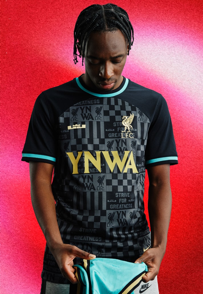 Chapter 2! Nike en LeBron lanceren opnieuw uniek Liverpool FC voetbalshirt