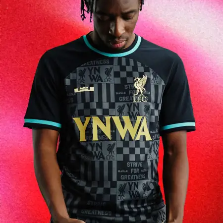 Chapter 2! Nike en LeBron lanceren opnieuw uniek Liverpool FC voetbalshirt