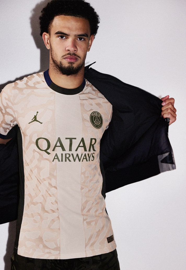 Dit is het Paris Saint Germain 4e voetbalshirt 2023-2024