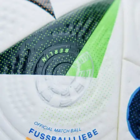 Positieve reacties op officiële EK 2024 Fussballliebe voetbal