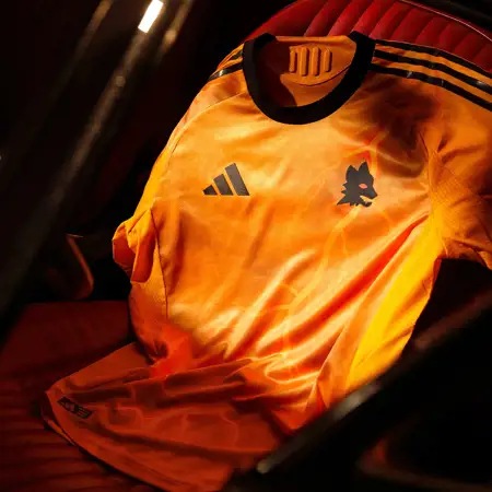 AS Roma uitshirt 2025-2026 is oranje met bliksemschichten!