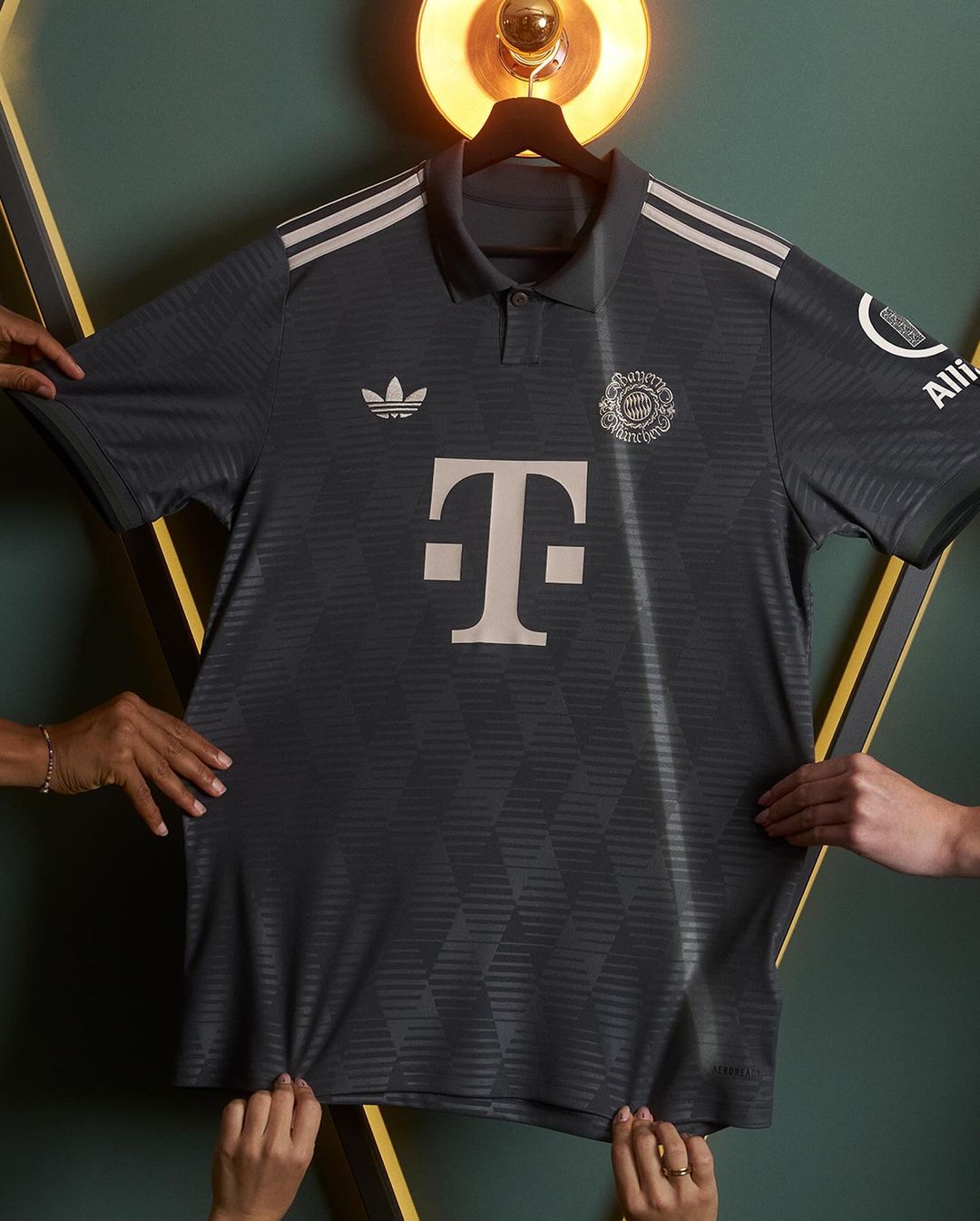 Dit is het Bayern München Oktoberfest voetbalshirt 2024