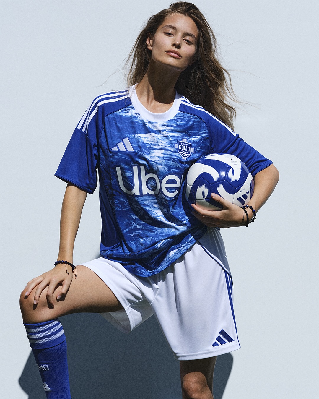 Como 1907 voetbalshirts 2025-2026 geïnspireerd door Comomeer en stadion