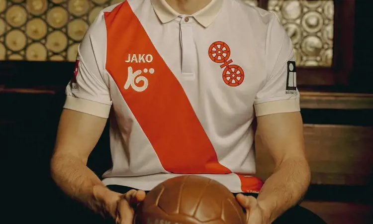 Dit is het FSV Mainz 05 voetbalshirt ter ere van het 120 jarig bestaan