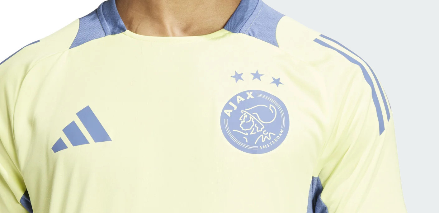 Dit is het Ajax trainingsshirt 2024-2025