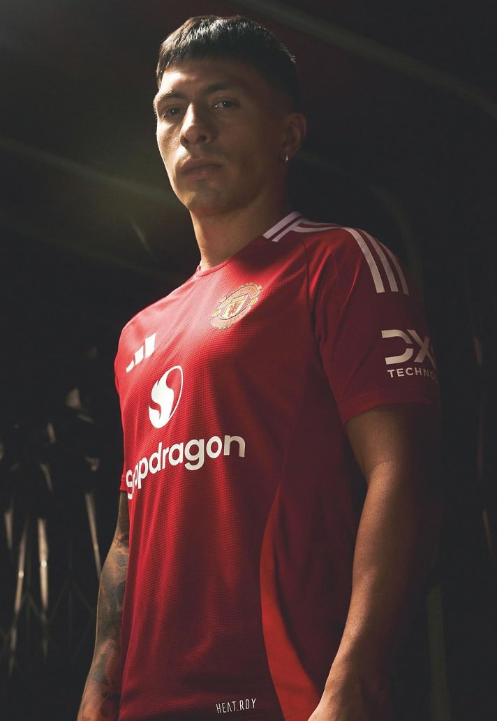 Manchester United thuisshirt 2024-2025 heeft verschillende tinten rood! 
