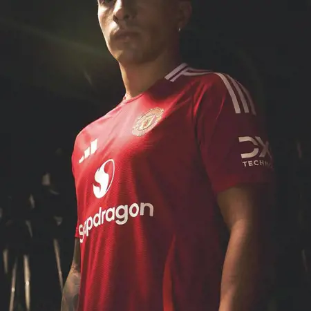 Manchester United thuisshirt 2024-2025 heeft verschillende tinten rood!
