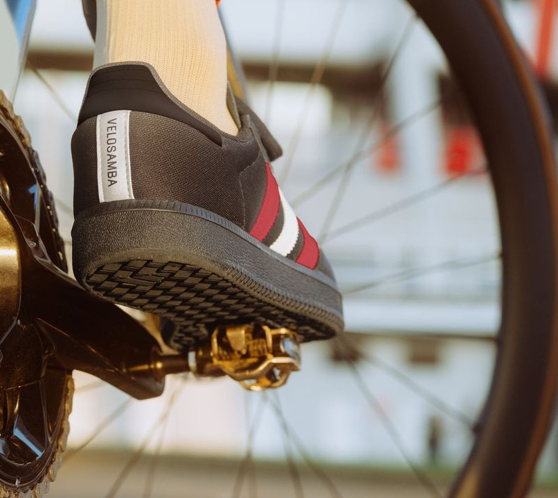 adidas en Ajax lanceren wielrenshirts in Amsterdamse kleuren