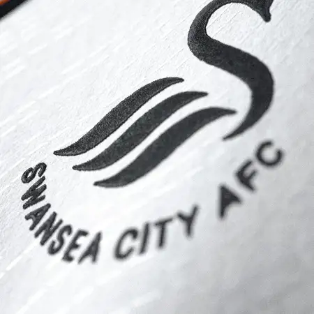 Dit zijn de Swansea City voetbalshirts 2024-2025
