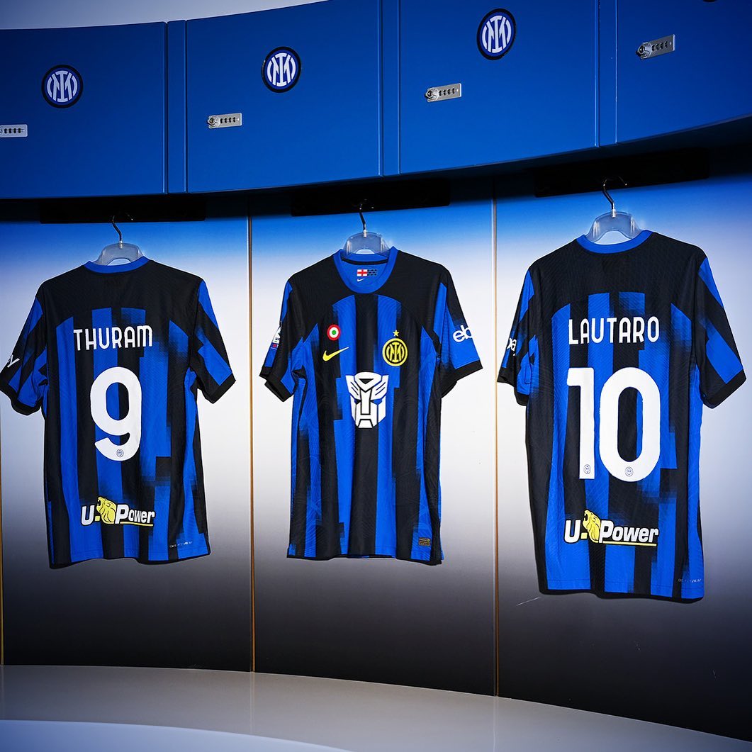 Transformers logo op Inter Milan voetbalshirt tijdens wedstrijd tegen Udinese