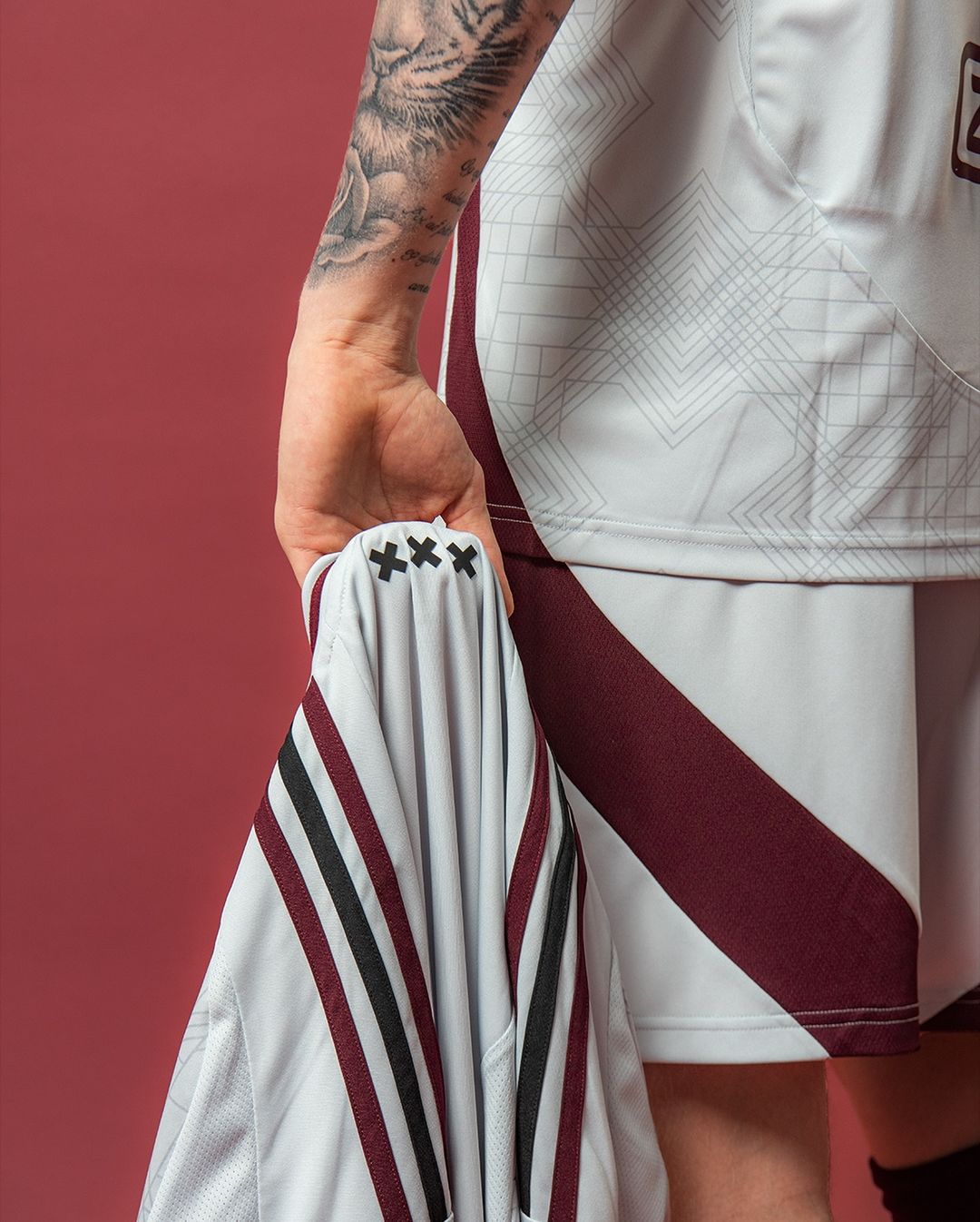 Ajax 3e shirt 2024-2025 eert Andreaskruizen en Amsterdammertjes! 