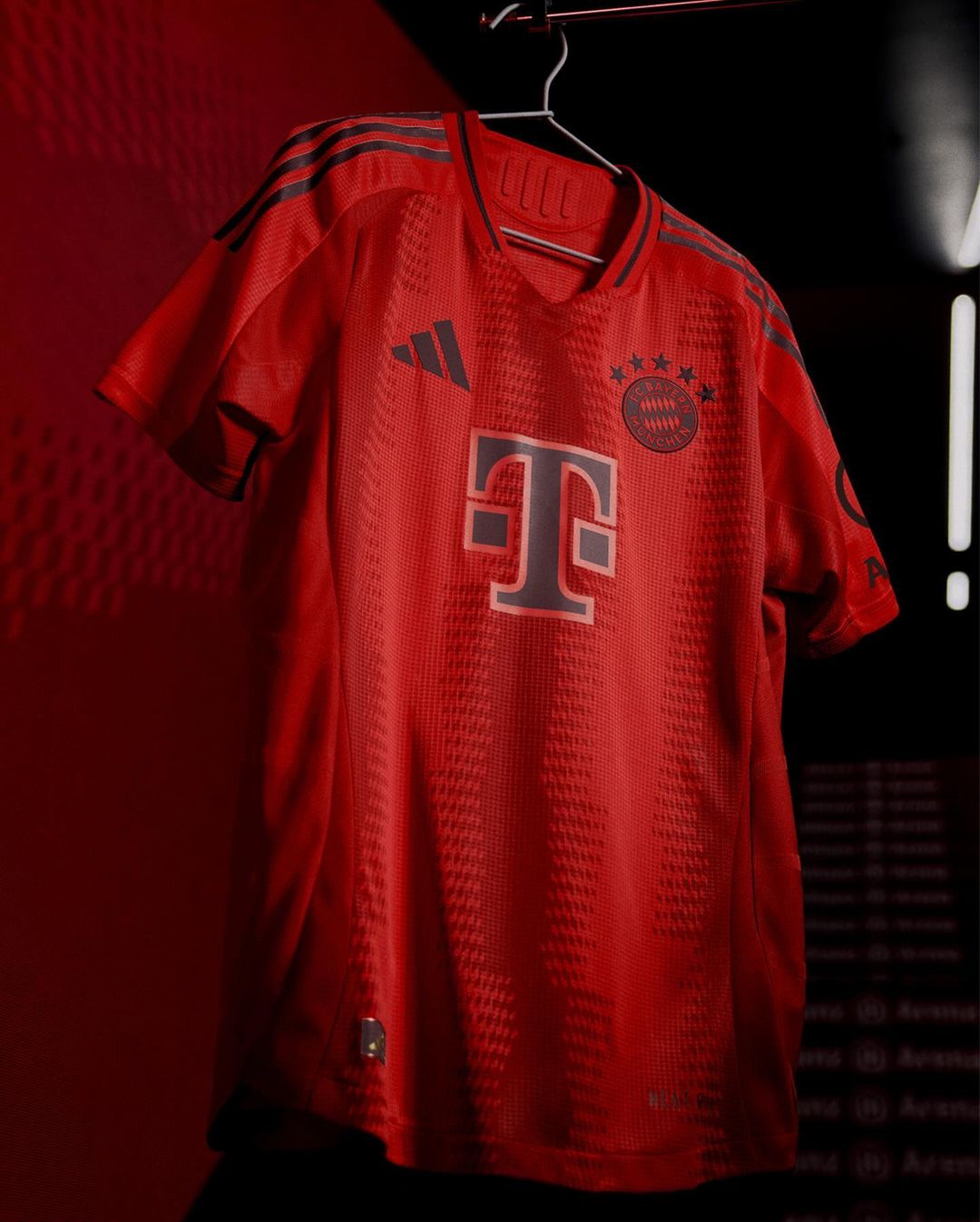 Bayern München thuisshirt 2024-2025 geïnspireerd door de magie van rood!