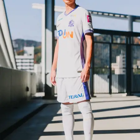 Dit zijn de Sanfrecce Hiroshima voetbalshirts 2025