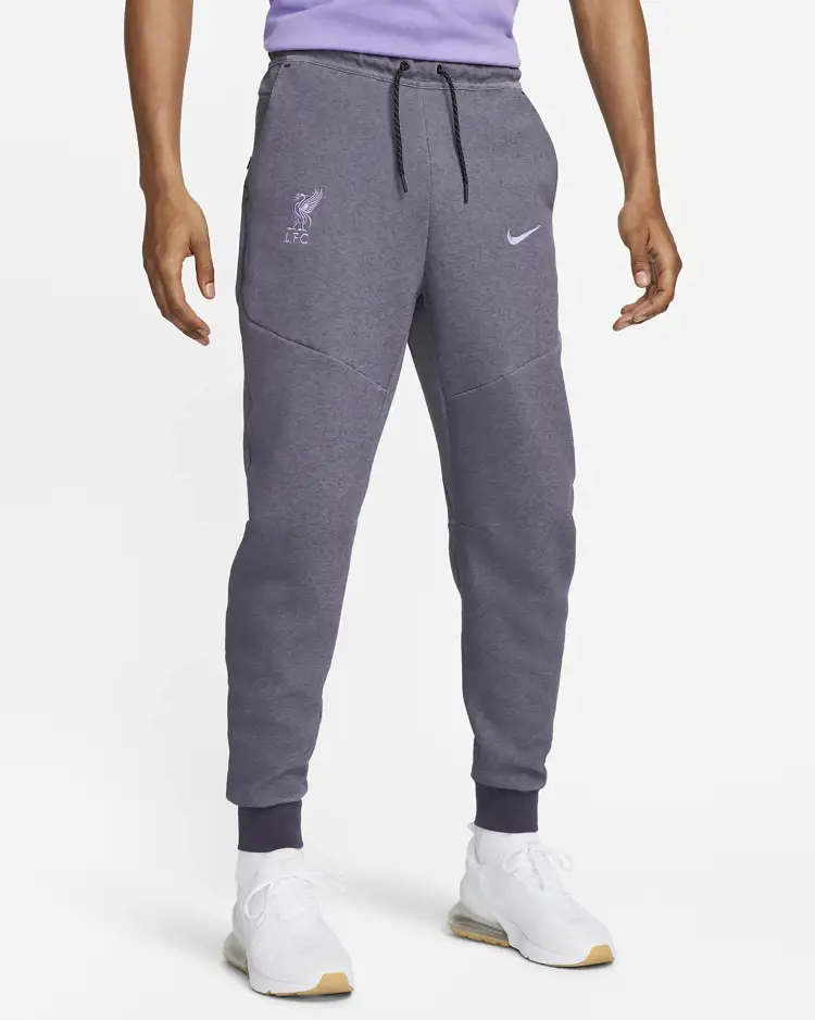Dit is het Nike Liverpool Tech Fleece pak 2023-2024 
