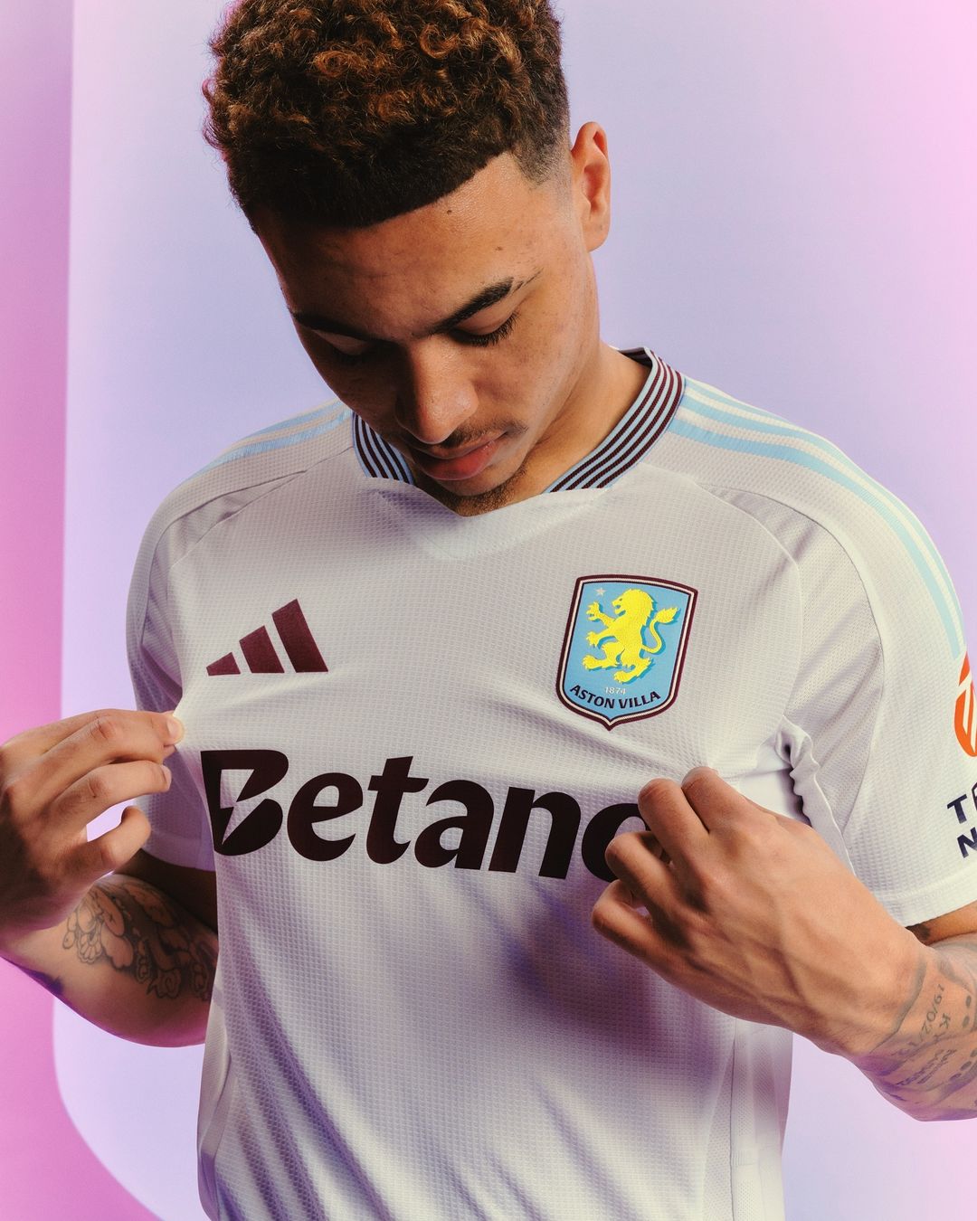 Dit zijn de Aston Villa voetbalshirts 2024-2025 van adidas